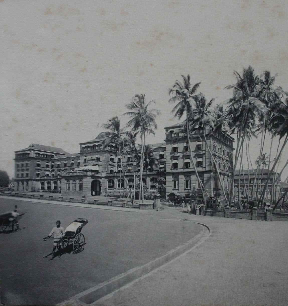 Boulevard met hotel aan het strand India_bijgesneden
